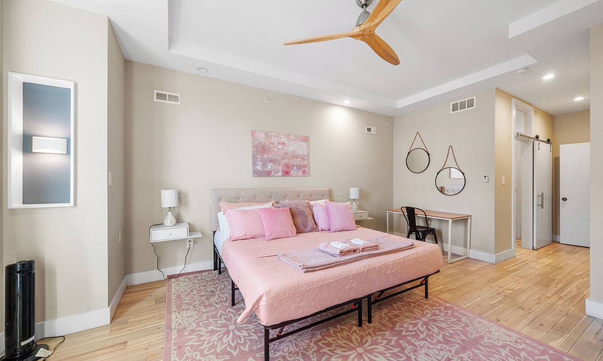 Point Breeze House | Philly skyline with rooftop jacuzzi