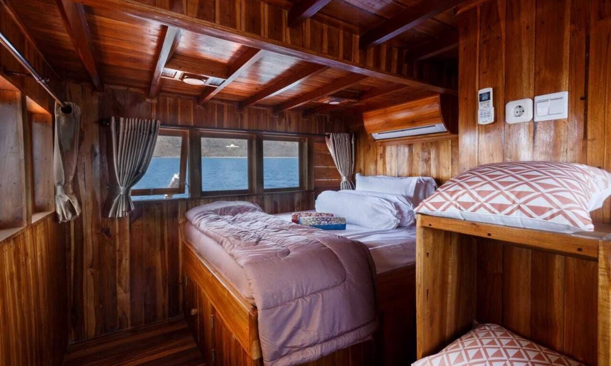 Labuan Bajo Boat Rental | Phinisi Hena Komodo Journey 4 Personer