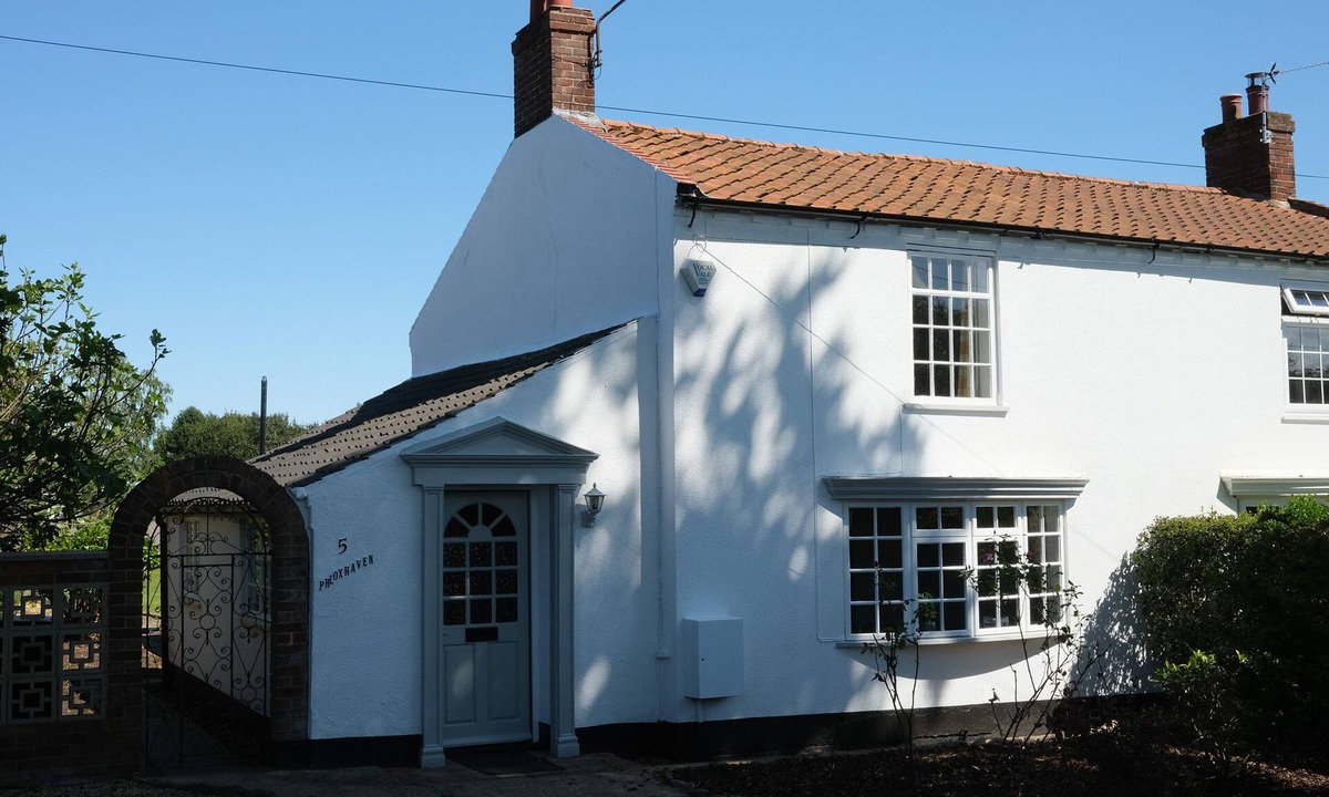 Reedham Cottage | PHLOXHAVEN, pet friendly, with open fire in Reedham