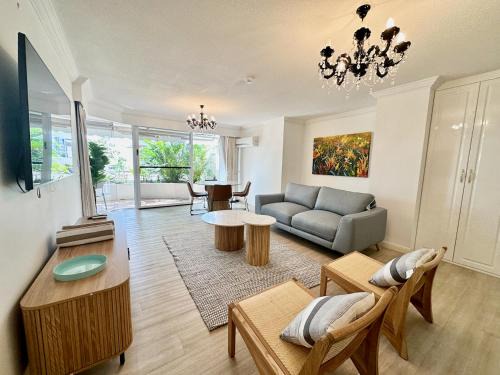 Broadbeach Apartment | Phoenician Resort, Central Broadbeach