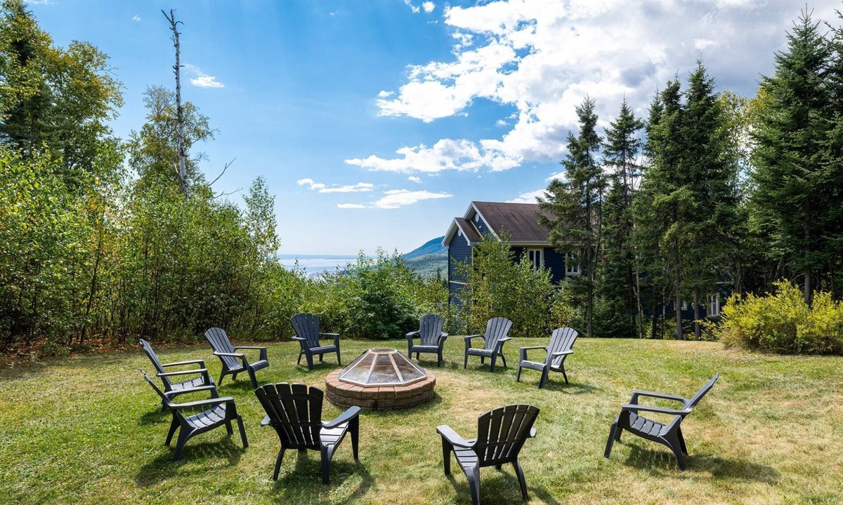 Petite-Riviere-Saint-Francois Ski Chalet | Phoenix 75: Hot Tub, River Views & Pool Table