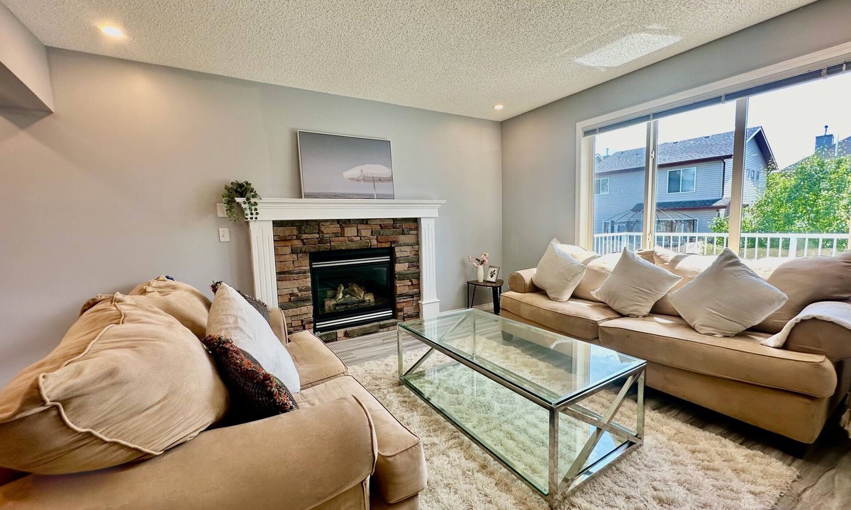 Evanston House | Phoenix’s nest - 3BR 4 beds Calgary Home NW