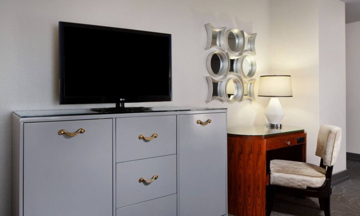 The Loop Hotel | Picasso Statue Tour! 2 Relaxing Units | Parking Onsite Available