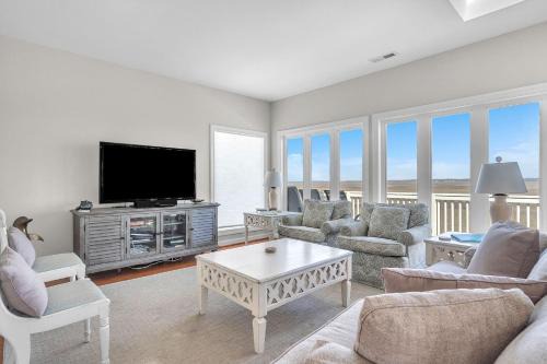 Caswell Beach House | Picayne by Oak Island Accommodations