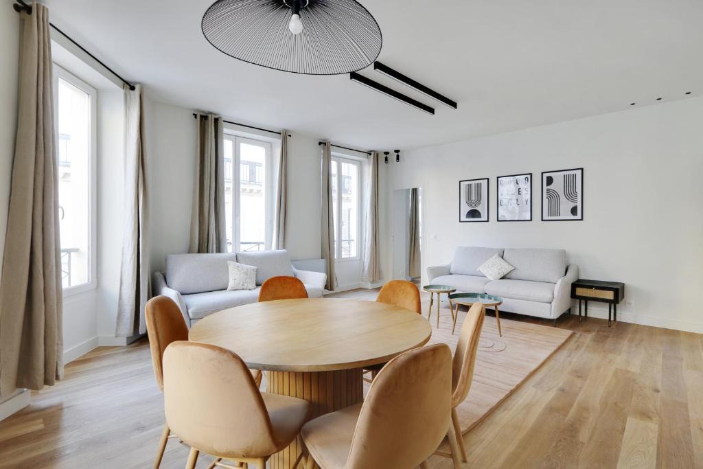Quartier de la Porte-Saint-Denis Apartment | Pick A Flat's Apartments in Opéra - Rue d'Hauteville