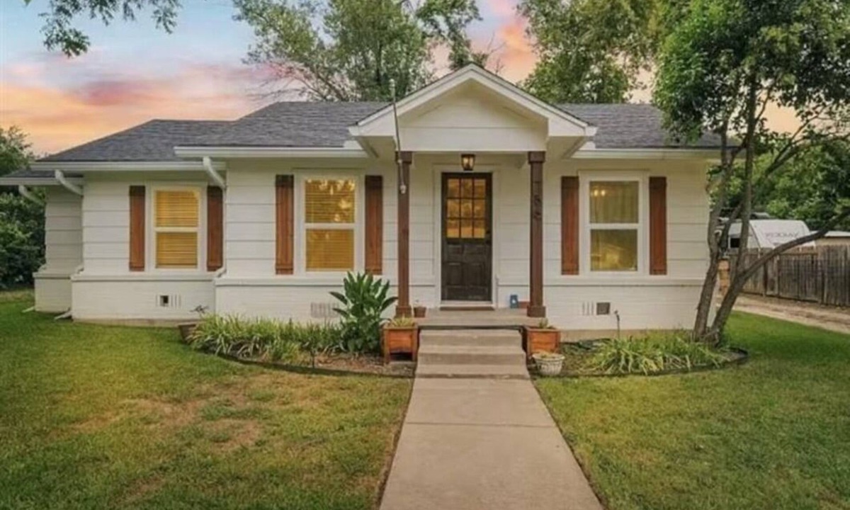 Woodway House | Pickleball Court, Firepit, & Family Fun. Pet Friendly!
