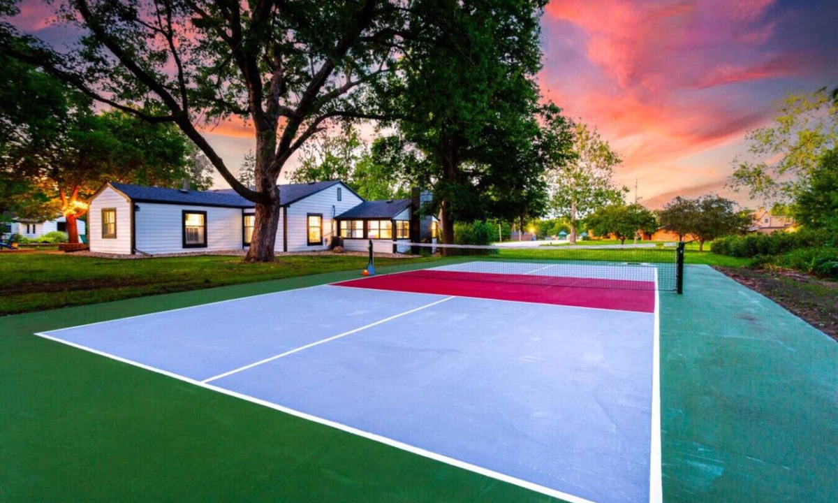 West Des Moines House | Pickleball/Foosball/Arcade/Fire Pit/Patio