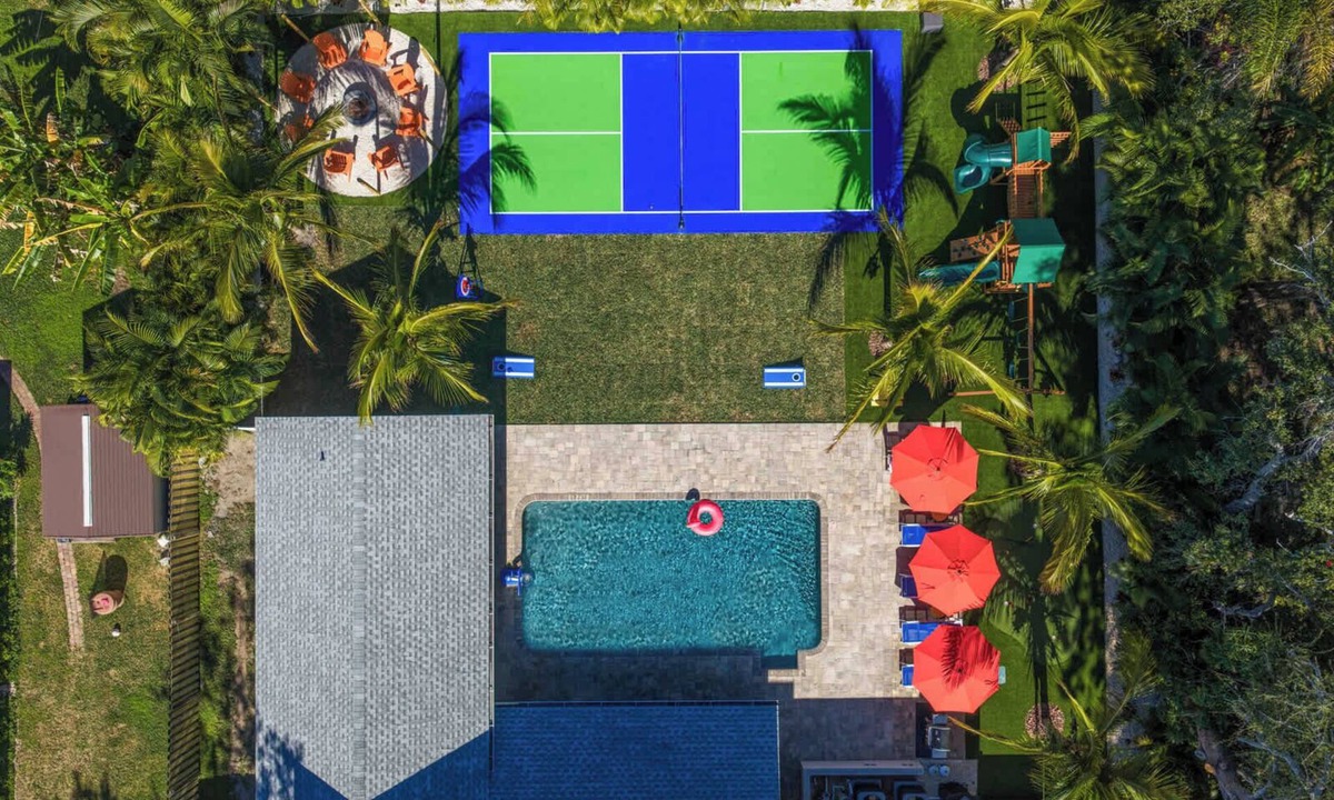 Palma Sola House | Pickleball, Game Room, Heated Pool, 9 Min to Beach