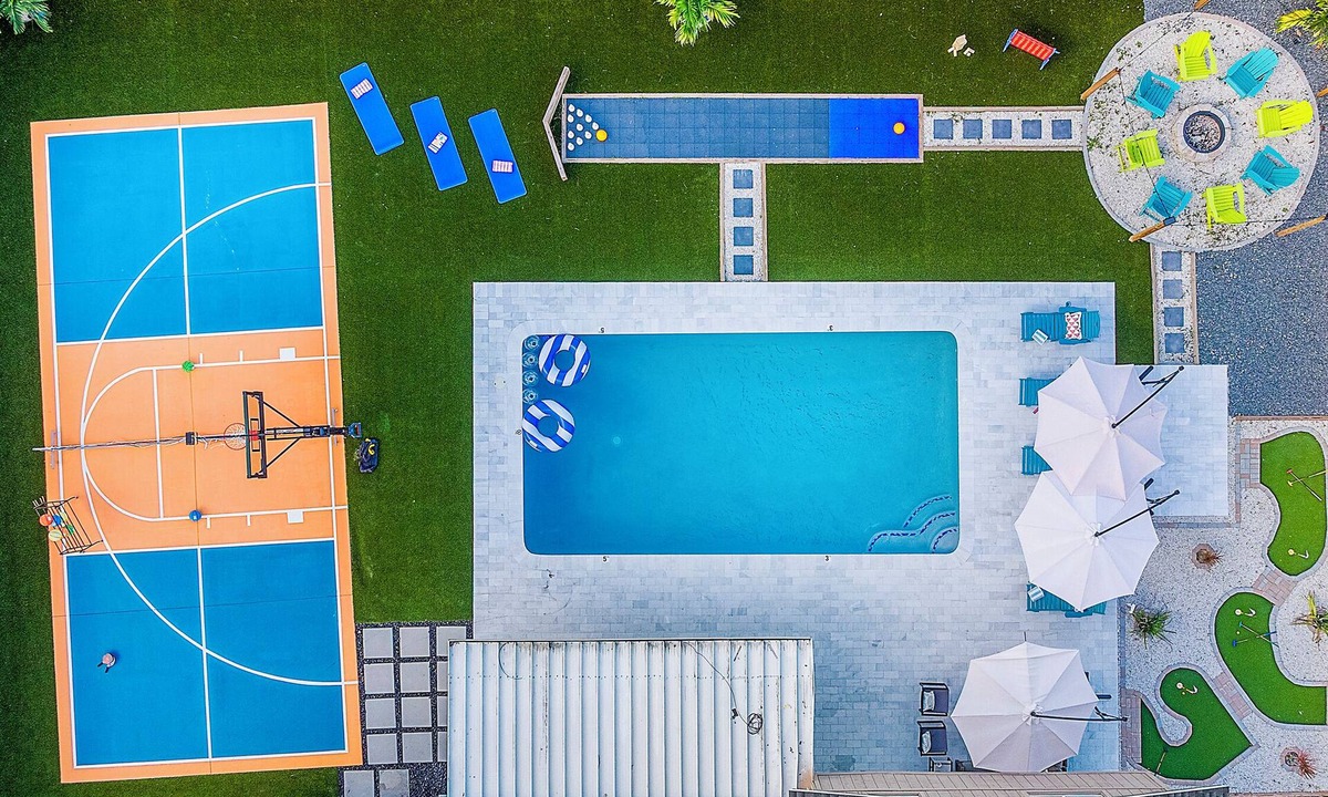West Palm Beach House | Pickleball ~ Heatd Pool ~ Mini-Golf ~ Bowling ~ Fire-Pit ~ Pool Table ~ Sleep 13
