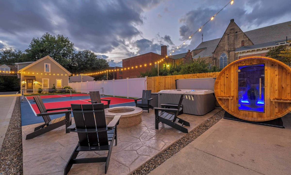 Detroit - Shoreway House | Pickleball + Hot Tub + Sauna | Sleeps 11 Estate