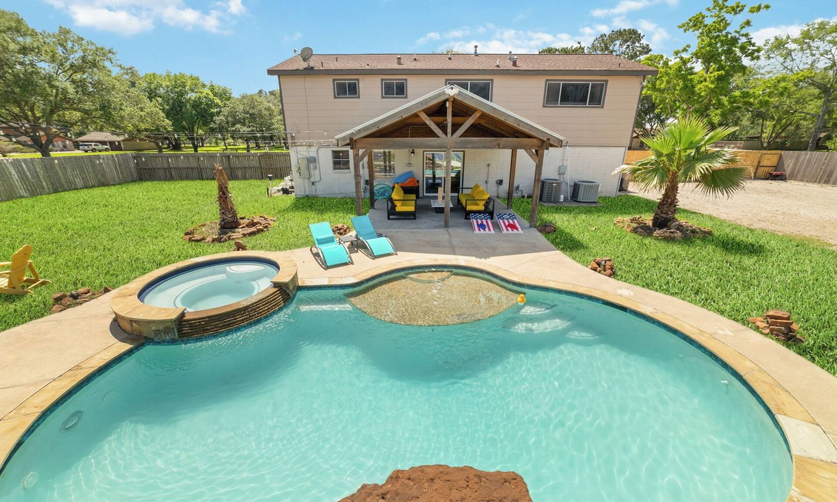 Pearland House | Pickleball Oasis + Pool & Spacious Home