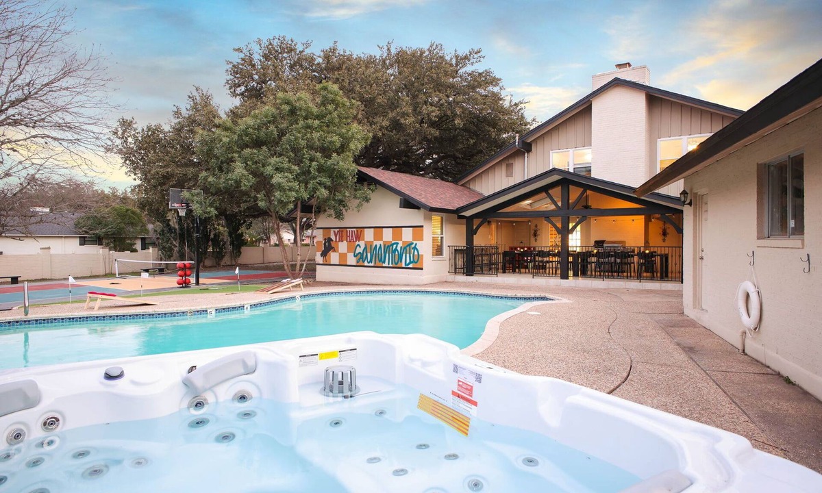 Castle Hills House | Pickleball, Pool & Fun Family Escape Sleeps 16