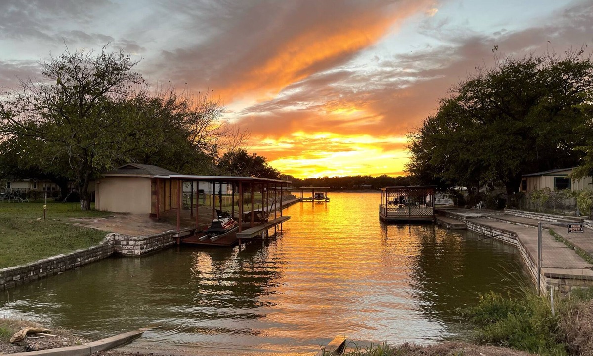 Granbury House | ❤️ Pickleball, Pool Table, Ping Pong, 4Bd 2bath quiet edition on quiet lake cove.