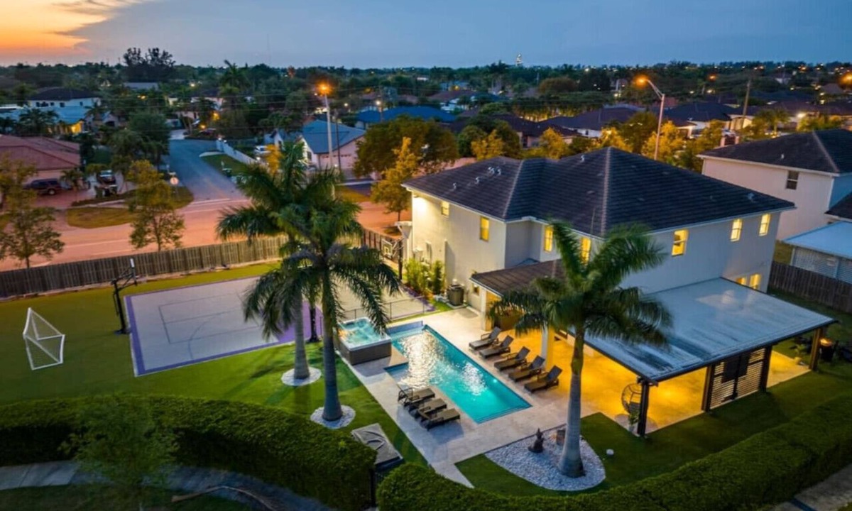Ludlam House | Pickleball/Soccer Field/Pool