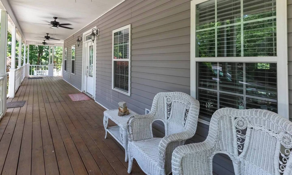 Waterloo House | Pickwick Lake Access | 6BR w/Firepit & Kayaks