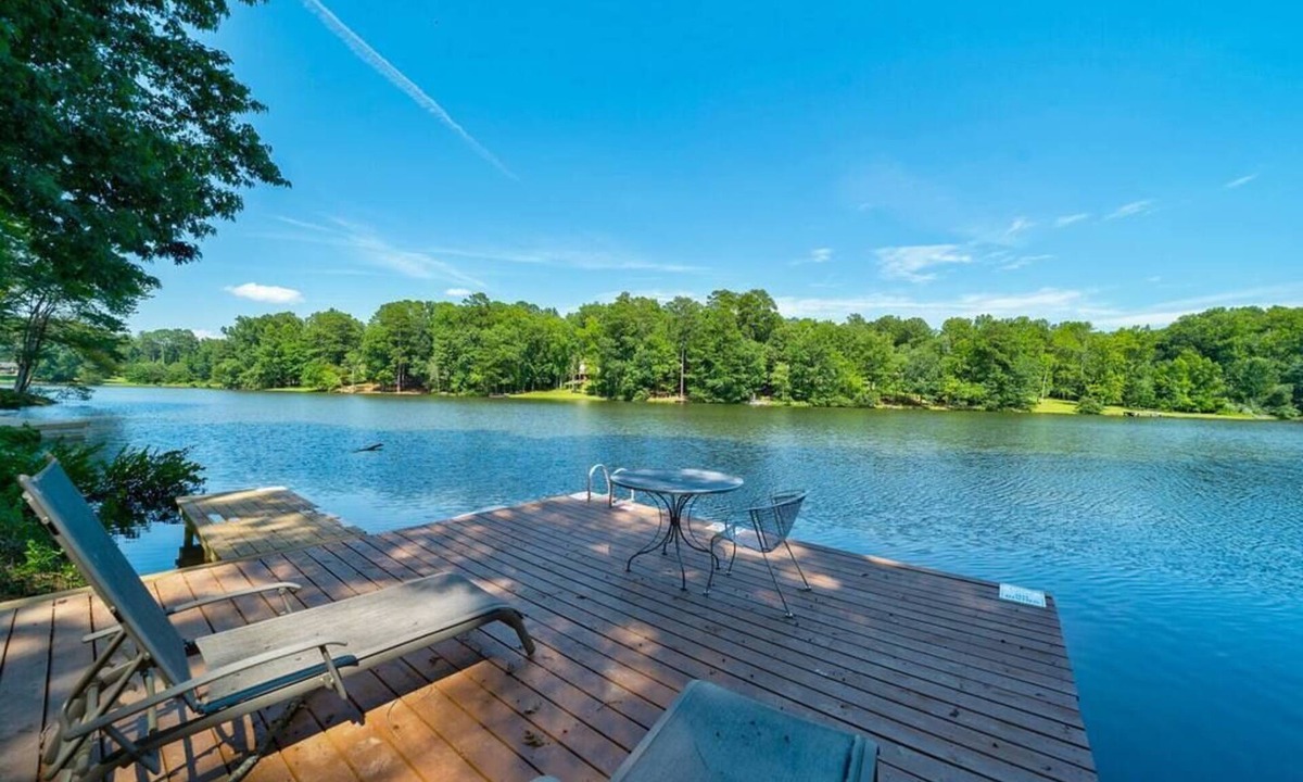 Conyers House | PICTURE Perfect Lake-Front Getaway