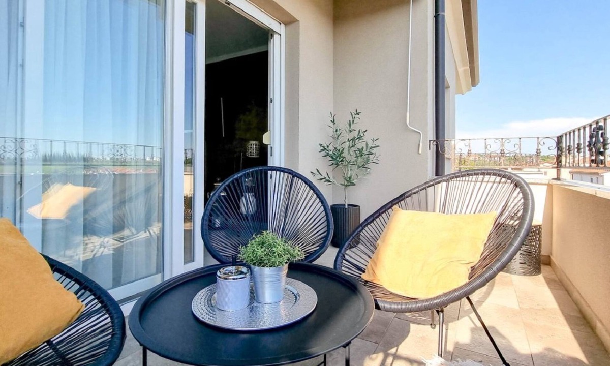 Dajla Apartment | Picturesque flat on two floors with modern interior design