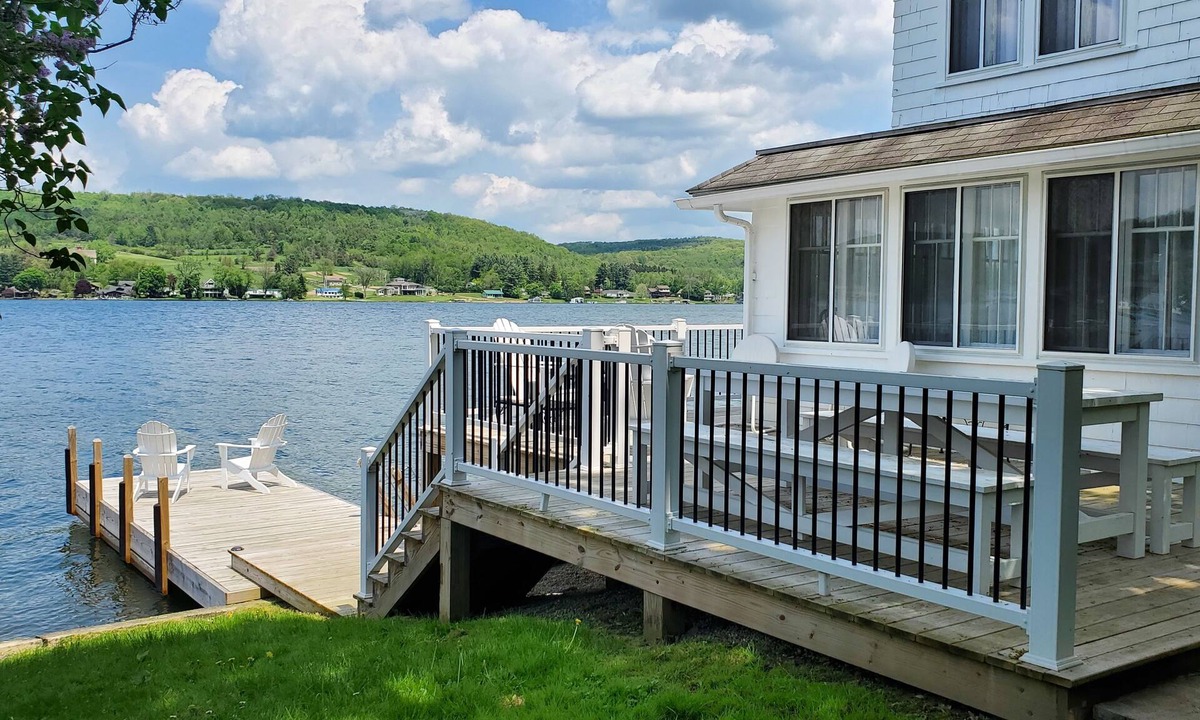 Cuba House | Picturesque Lakefront Cottage