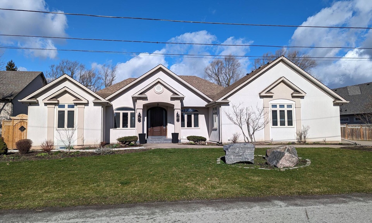 Niagara Falls Bed & Breakfast | Picturesque Luxury Waterside Villa for Max. 6 Guests group