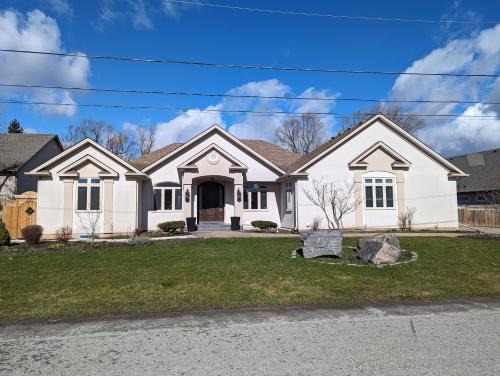 Niagara Falls Bed & Breakfast | Picturesque Luxury Waterside Villa