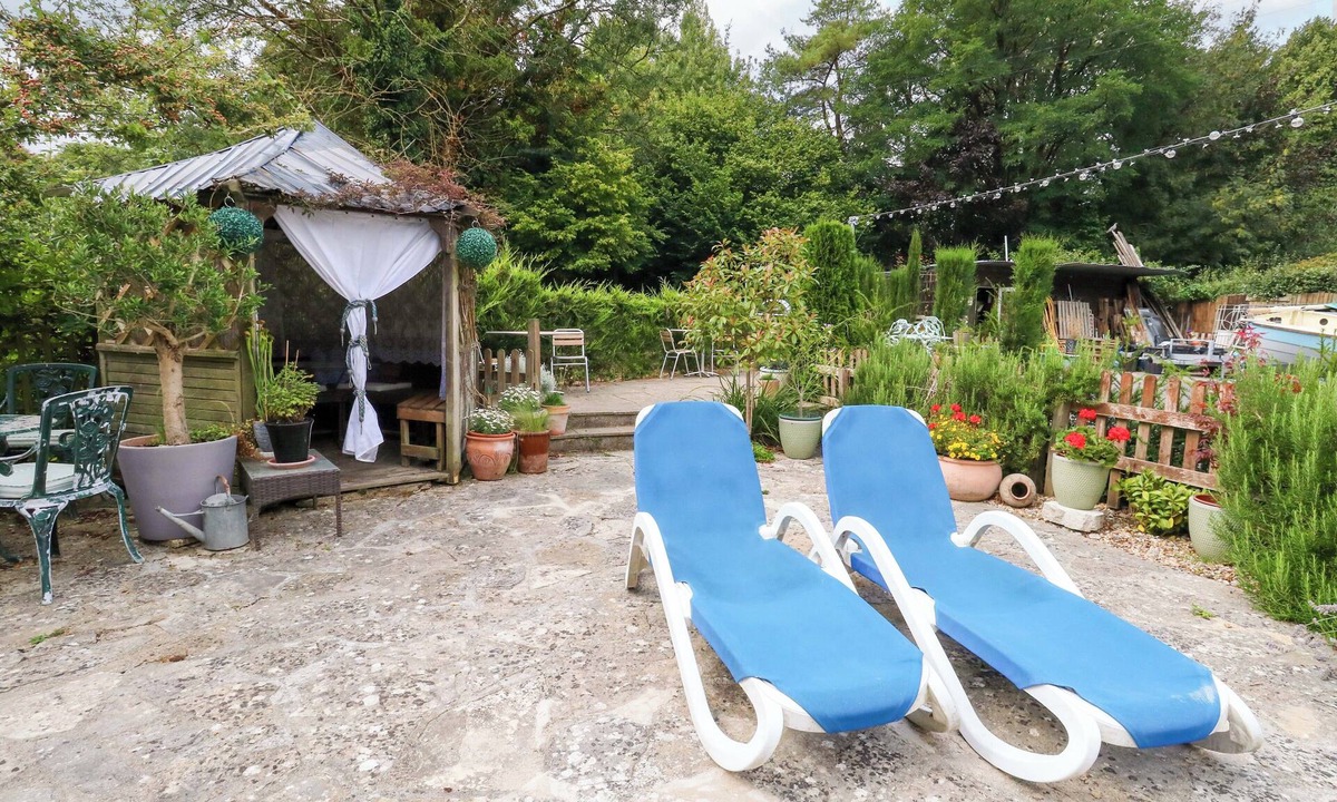 Dorchester House | PIDDLE INN, pet friendly, with a garden in Piddletrenthide