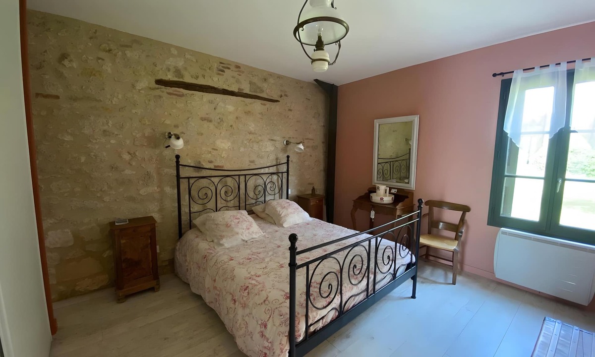 Castera-Bouzet Bed & Breakfast | Pierre de Lomagne Room with Shared Pool