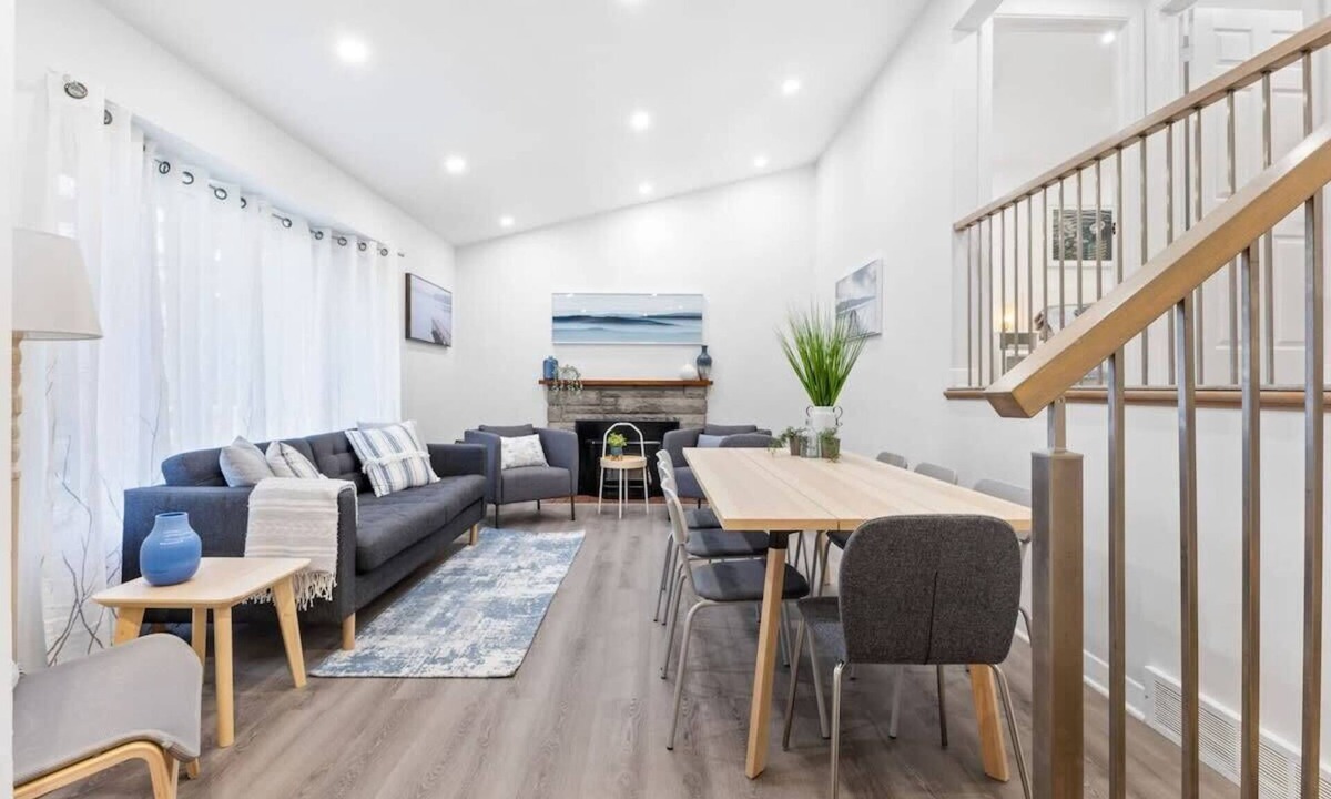 Pierrefonds-Roxboro House | Pierrefonds 4BR House with Garden & EV Charger
