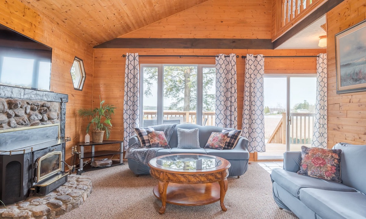 Selwyn House | Pigeon Lake Lakefront Cottage