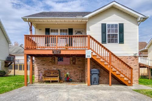 Pigeon Forge Ski Chalet | Pigeon River Retreat