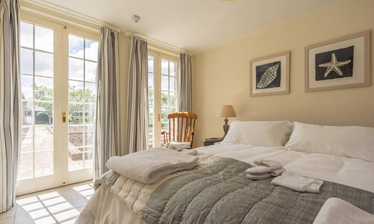 Seend Cottage | Pigsty Cottage - Luxurious apartment within orangery