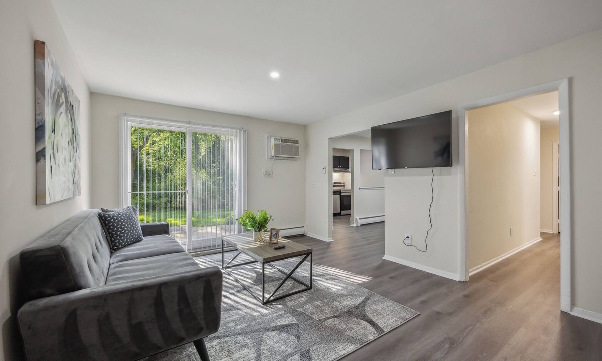 Newark Apartment | Pine Brook 120 I Pool Gym I Free Parking !