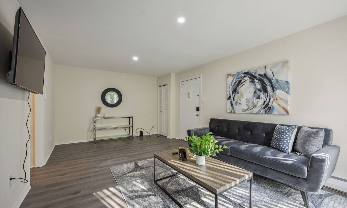 Newark Apartment | Pine Brook 410 I Pool Gym I Free Parking !