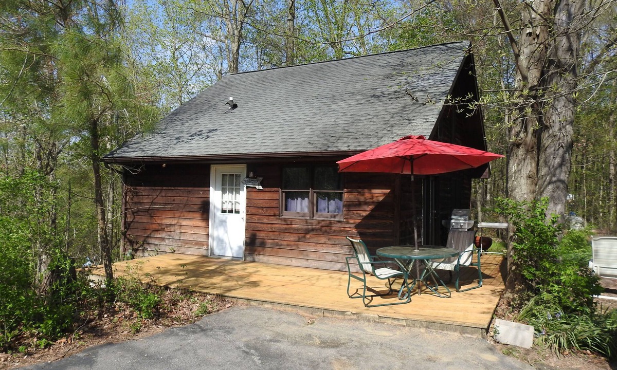 Carbondale Cabin | Pine Cabin #2 on 30 Acres! 1 mi. from Carbondale, IL & SIUC Campus