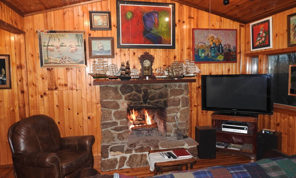 Carbondale Cabin | Pine Cabin #3 on 30 Acres! 1 mi. from Carbondale, IL & SIUC Campus
