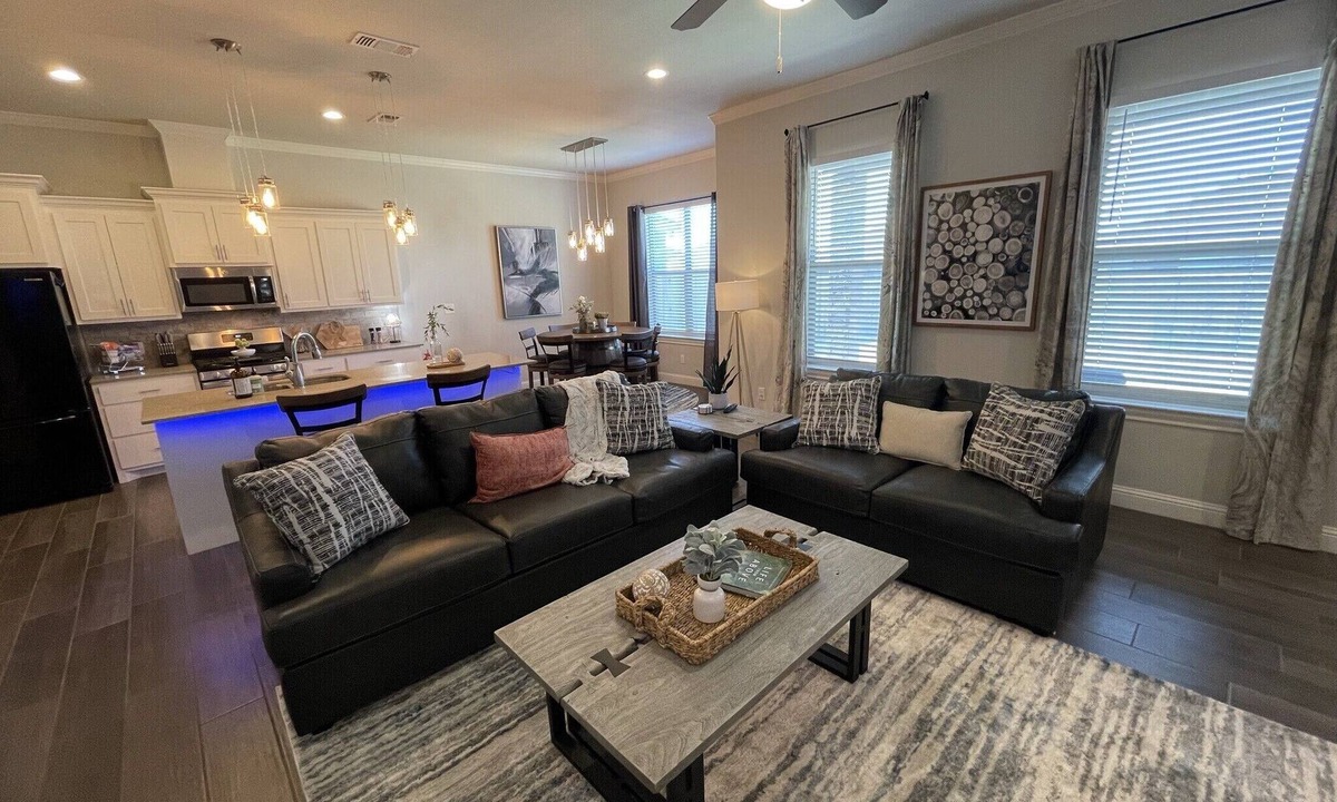 Lubbock House | Pine Cove LBK | Entire Home | 3 Bed | 2 Car Garage