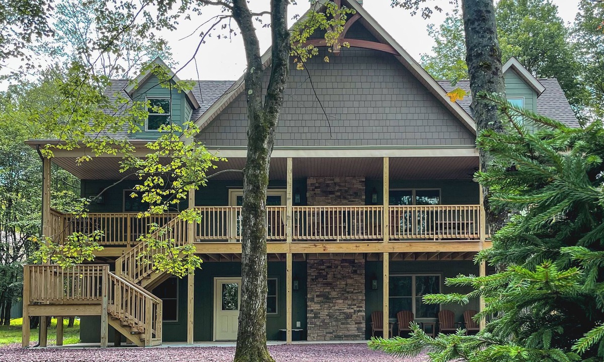 Lake Harmony Estates Ski Chalet | Pine Crest Lodge, 8BR 5BA Home with Beach Access, Fire Pit, & Private Hot Tub