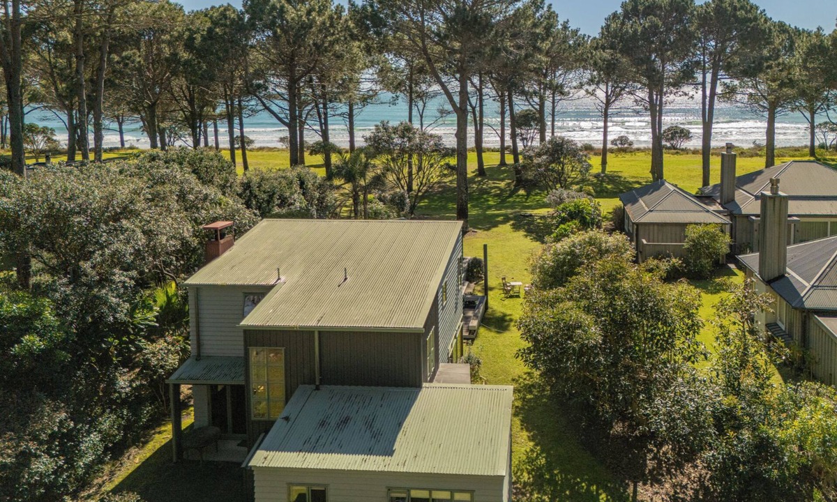 Matarangi House | Pine Haven - Matarangi Holiday Home