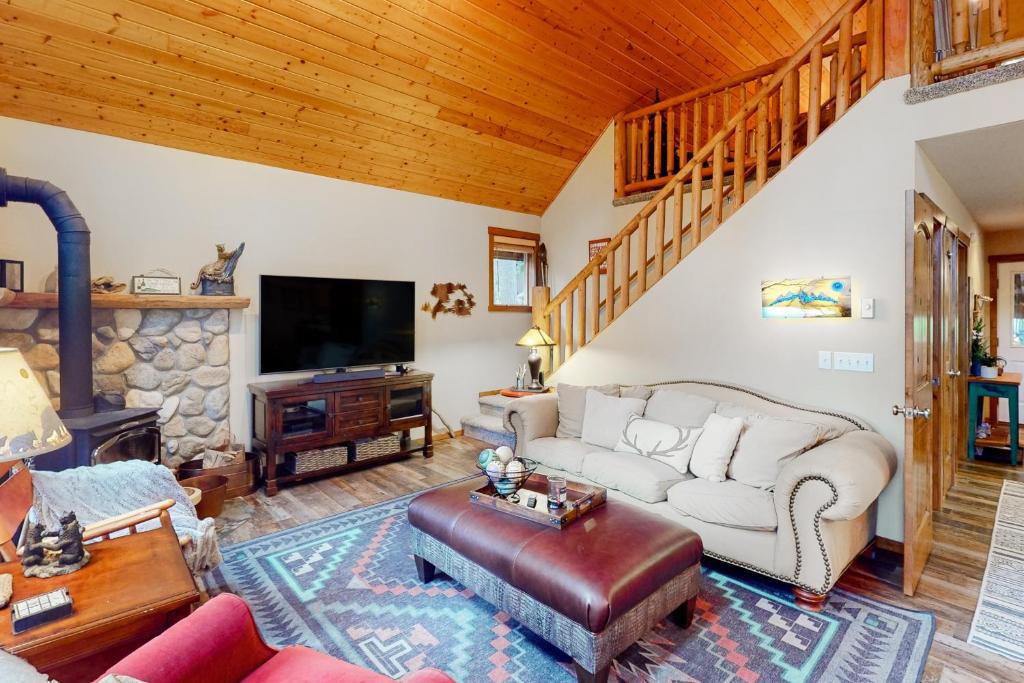 Roslyn Ridge House | Pine-Loch Sun Retreat