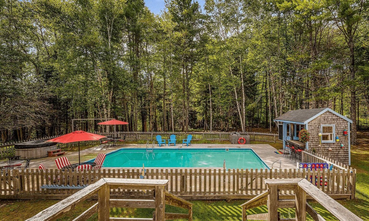 Northport House | Pine Lodge 11BR: Sleeps 34 - Group Getaway