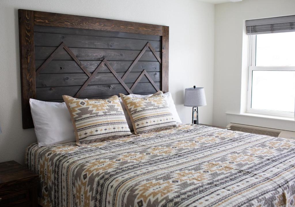 Encampment Hotel | Pine Lodge