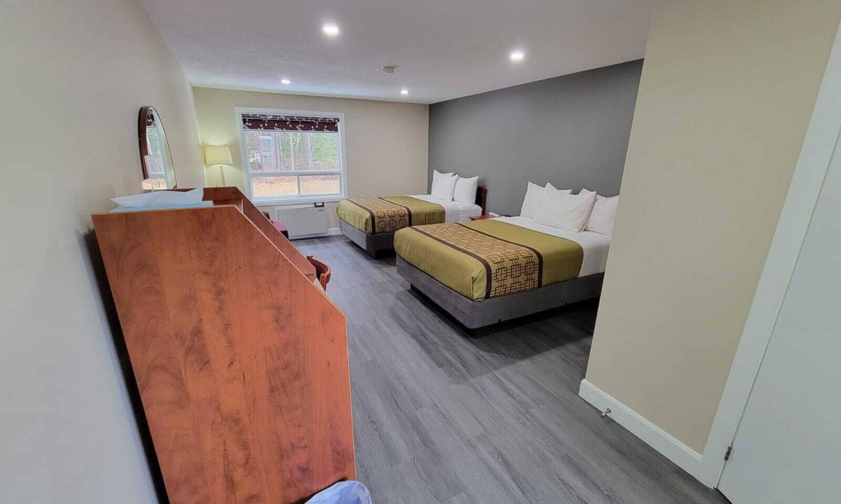 Laurentian Hills Hotel | Pine Motel