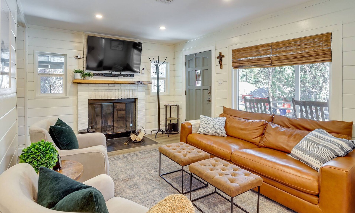 Big Bear City Cabin | 'Pine & Peak Cabin' in Big Bear ~ 5 Mi to Lake