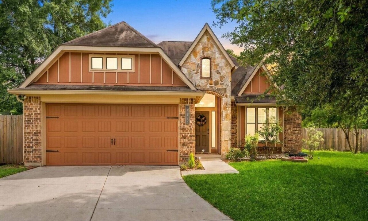 Conroe House | Pine & Porch Hideaway| Forest Views, Gazebo Lounge