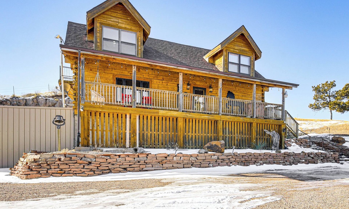Dawes County House | Pine Ridge Cabin on 62 Acres: Hot Tub & Views!