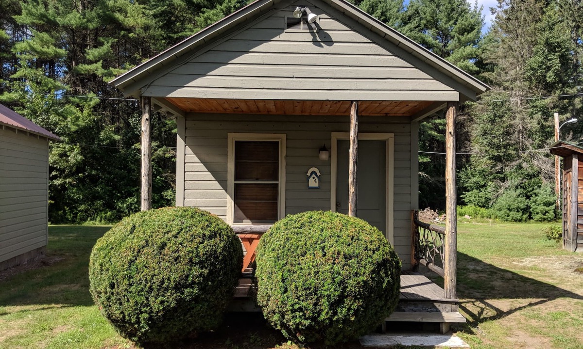 Chestertown Hotel | Pine Tree Motel & Cabins