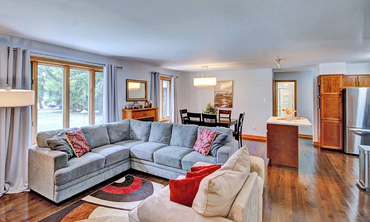 Zurich Cottage | Pine View, King Bed, AC