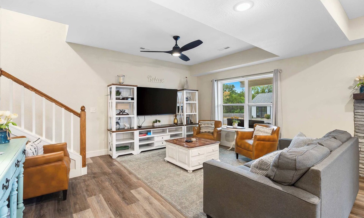 Hollister House | Pineapple Bungalow - 14ppl