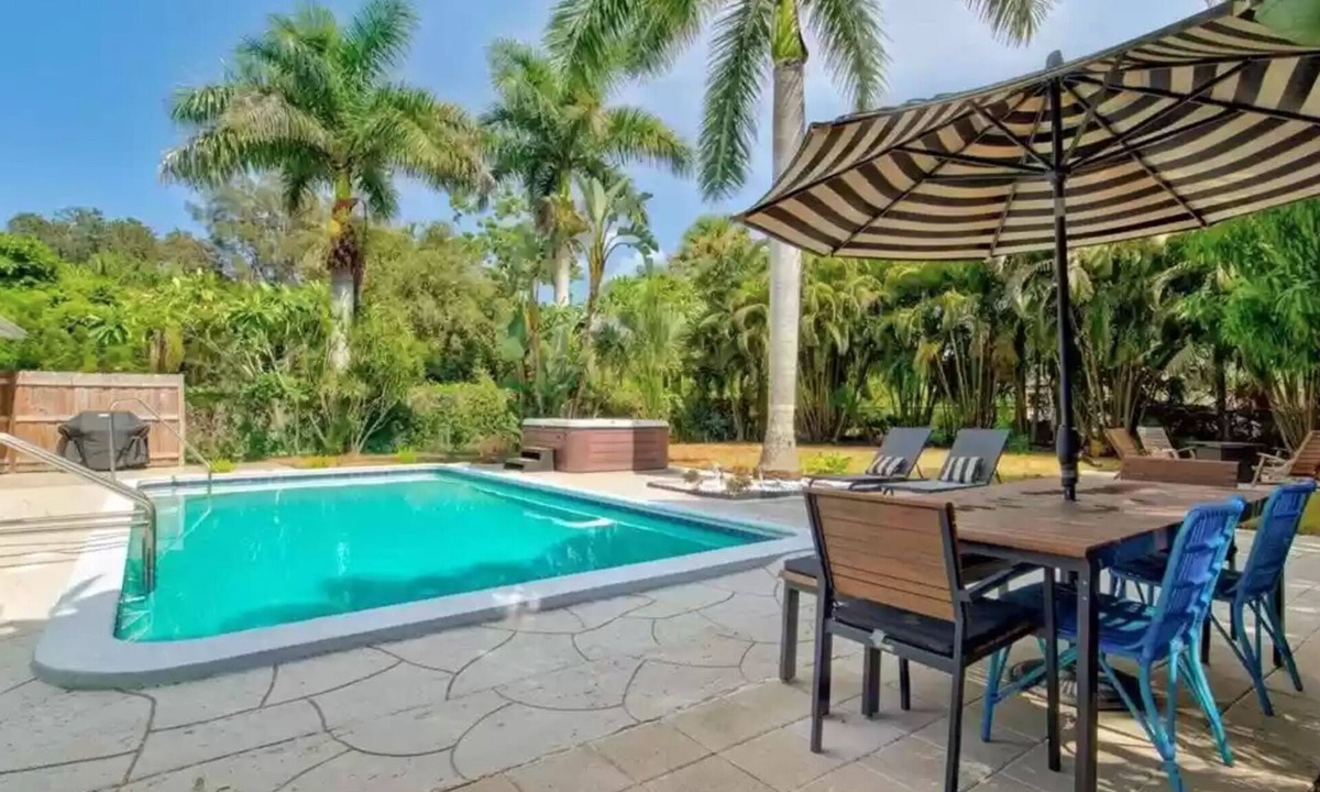 Sarasota House | Pineapple House - near beaches - private SOUTH facing POOL & HOT TUB - walkable