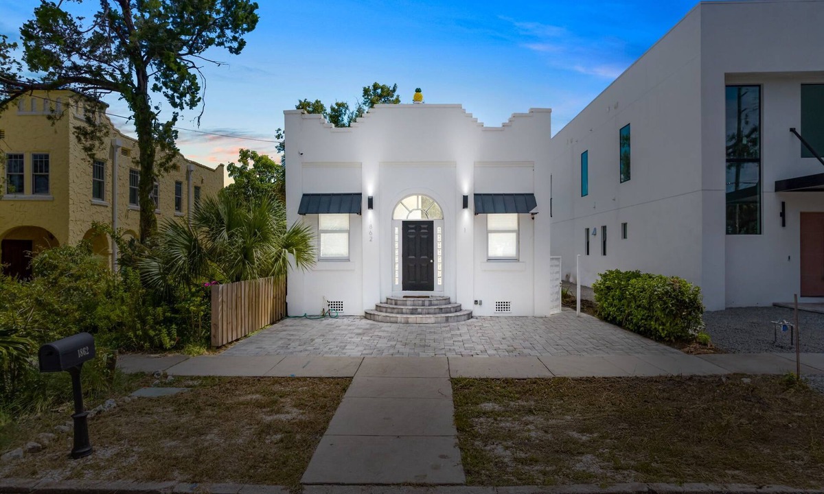 Gillespie Park Apartment | Pineapple Paradise #1 13 min to Beach Fire Pit