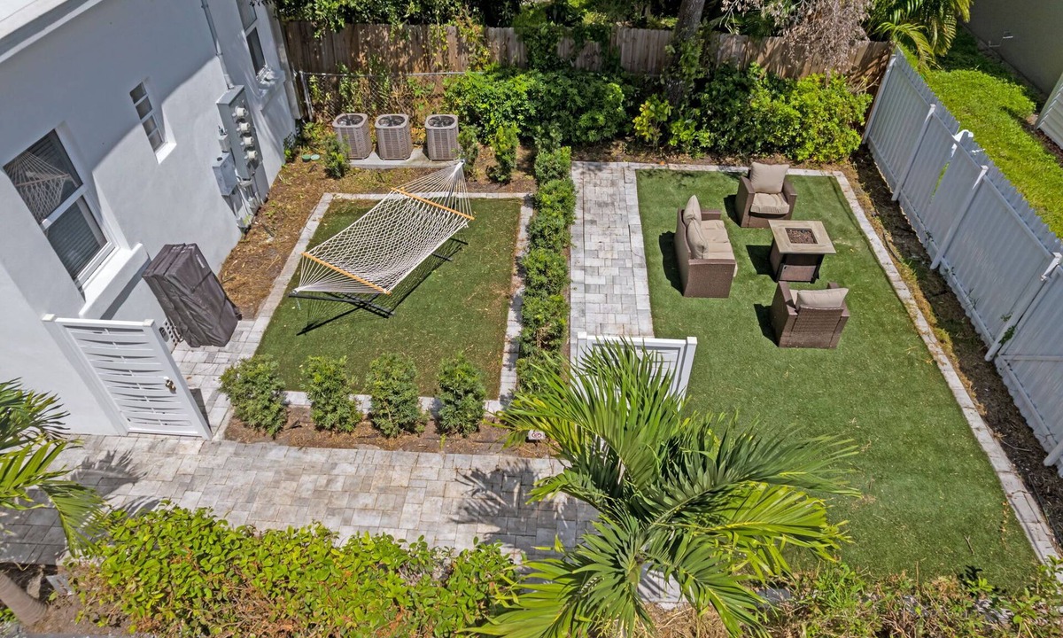Gillespie Park House | Pineapple Paradise - 13 min to Beach - Fire Pit
